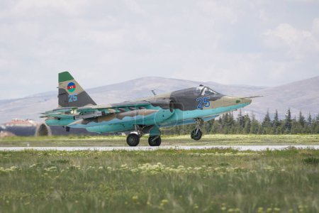 Téléchargez les photos : KONYA, TURQUIE - LE 09 MAI 2023 : Décollage de l'avion Sukhoi Su-25 Frogfoot (255081106) de la Force aérienne azerbaïdjanaise depuis l'aéroport de Konya pendant l'exercice Anatolian Eagle Air Force - en image libre de droit