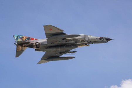 Téléchargez les photos : KONYA, TURQUIE - 09 MAI 2023 : Décollage de l'avion turc McDonnell Douglas F-4E Terminator 2020 (4576) de l'aéroport de Konya lors de l'exercice Anatolian Eagle Air Force - en image libre de droit