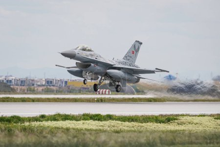 Téléchargez les photos : KONYA, TURQUIE - 09 MAI 2023 : Décollage du F-16C Fighting Falcon (4R-18) de l'aéroport de Konya lors de l'exercice Anatolian Eagle Air Force - en image libre de droit