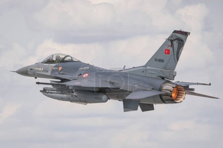 Téléchargez les photos : KONYA, TURQUIE - 09 MAI 2023 : Décollage du Lockheed Martin F-16C de l'armée de l'air turque du Falcon de combat (HC-34) depuis l'aéroport de Konya pendant l'exercice Anatolian Eagle Air Force - en image libre de droit