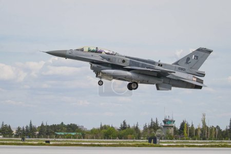 Téléchargez les photos : KONYA, TURQUIE - LE 09 MAI 2023 : Décollage du Lockheed Martin F-16D de l'armée de l'air pakistanaise du Falcon de combat (JF-1) depuis l'aéroport de Konya pendant l'exercice Anatolian Eagle Air Force - en image libre de droit
