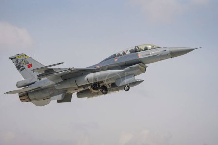 KONYA, TÜRKIEN - 09. Mai 2023: General Dynamics F-16D Fighting Falcon (4S-14) der türkischen Luftwaffe hebt während eines Manövers der anatolischen Luftwaffe vom Flughafen Konya ab