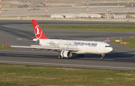 Téléchargez les photos : ISTANBUL, TURQUIE - 05 NOVEMBRE 2022 : Atterrissage de l'Airbus A330-223 (949) de Turkish Airlines à l'aéroport international d'Istanbul - en image libre de droit