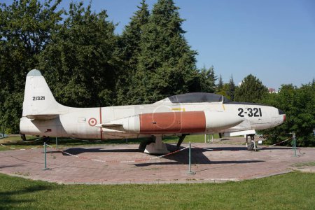 Foto de ESKISEHIR, TURQUÍA - 17 DE SEPTIEMBRE DE 2023: La estrella fugaz turca de la Fuerza Aérea Lockheed T-33A (321) se exhibe en el Parque de Aviación Vecihi Hurkus - Imagen libre de derechos