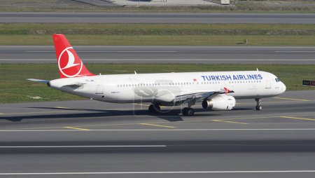Téléchargez les photos : ISTANBUL, TURQUIE - 05 NOVEMBRE 2022 : Atterrissage de l'Airbus A321-231 (3382) de Turkish Airlines à l'aéroport international d'Istanbul - en image libre de droit