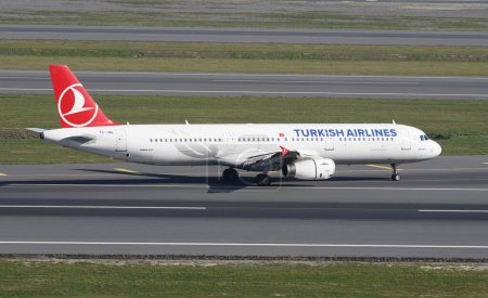 Téléchargez les photos : ISTANBUL, TURQUIE - 05 NOVEMBRE 2022 : Atterrissage de l'Airbus A321-231 (3382) de Turkish Airlines à l'aéroport international d'Istanbul - en image libre de droit