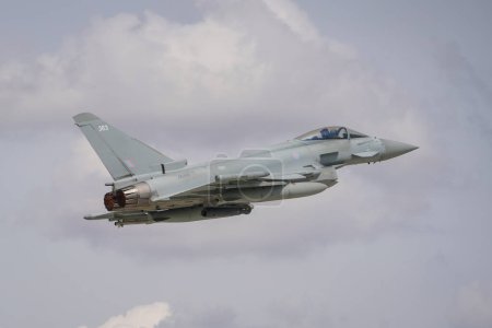 Téléchargez les photos : KONYA, TURQUIE - 09 MAI 2023 : Décollage de l'Eurofighter Typhon FGR4 (BS124) de la Royal Air Force du Royaume-Uni depuis l'aéroport de Konya pendant l'exercice Anatolian Eagle Air Force - en image libre de droit