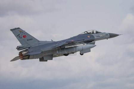 Téléchargez les photos : KONYA, TURQUIE - 09 MAI 2023 : Décollage du F-16C Fighting Falcon (4R-42) de l'aéroport de Konya lors de l'exercice Anatolian Eagle Air Force - en image libre de droit