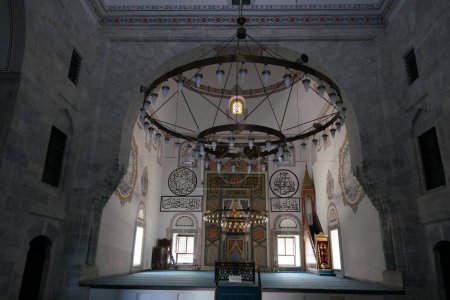 Foto de BURSA, TURQUÍA - 01 DE JULIO DE 2023: Mezquita Yildirim Beyazit en la ciudad de Bursa - Imagen libre de derechos