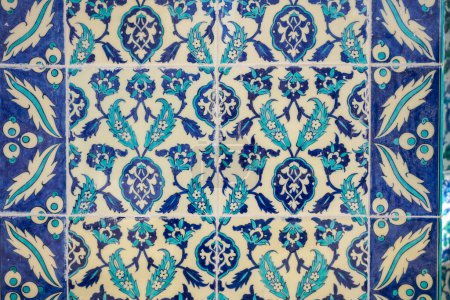 Téléchargez les photos : ISTANBUL, TURQUIE - 03 JUILLET 2023 : Carrelage bleu dans la mosquée Eminonu Rustem Pasa - en image libre de droit