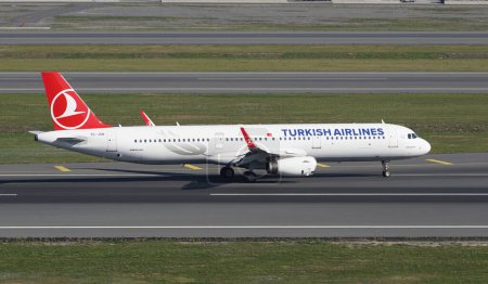 Téléchargez les photos : ISTANBUL, TURKIYE - NOVEMBER 05, 2022: Turkish Airlines Airbus A321-231 (6508) landing to Istanbul International Airport - en image libre de droit