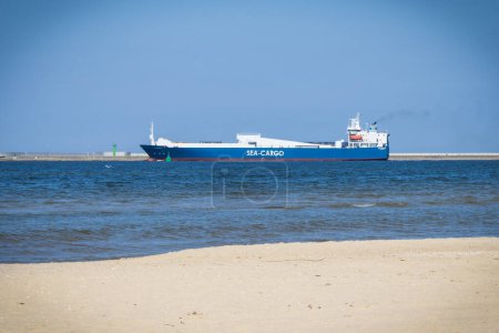 Téléchargez les photos : Swinoujscie, Poméranie occidentale - Pologne - 8 juin 2022 : Navire cargo Sea-Cargo utilisé pour transporter différents biens et produits quittant le port de Swinoujscie à une journée ensoleillée - en image libre de droit