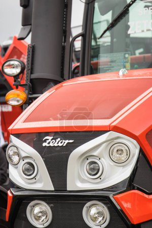 Téléchargez les photos : Bednary, Poland - September 25, 2021: Agroshow. Front of tractor with Zetor logo. Manufacturer of agricultural and industrial equipment - en image libre de droit