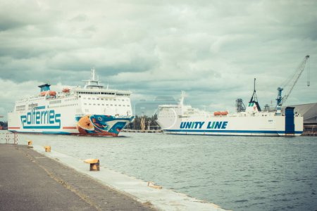 Foto de Swinoujscie, Pomerania Occidental - Polonia - 15 de julio de 2022: Vista sobre la salida del ferry Gryf y el ferry Mazovia que entra al puerto en Swinoujscie. Transporte de pasajeros y coches - Imagen libre de derechos