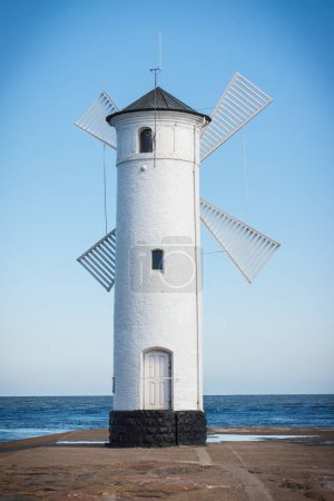 Téléchargez les photos : Swinoujscie, Poméranie occidentale - Pologne - 14 juin 2021 : Vue sur le moulin à vent Stawa Mlyny comme marque de navigation charateristique - en image libre de droit