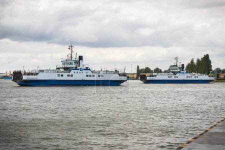 Foto de Swinoujscie, Pomerania Occidental - Polonia - 13 de junio de 2021: Vista del ferry Bielik II y III. Punto de paso del ferry sobre el río Swina - Imagen libre de derechos