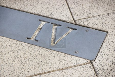 Foto de Número numérico romano cuatro hecho de baldosas de piedra en la calle en la ciudad - Imagen libre de derechos