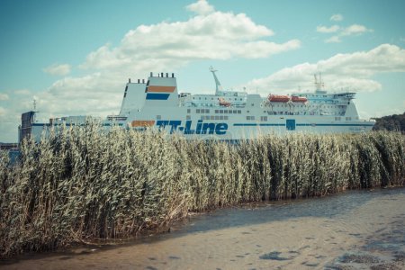 Téléchargez les photos : Swinoujscie, Poméranie occidentale - Pologne - 15 juillet 2022 : Vue sur le ferry Nils Dacke entrant au port de Swinoujscie. Transport de passagers et de voitures de Trelleborg en Suède - en image libre de droit