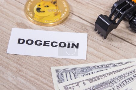 Dogecoin, excavadora en miniatura y dólares. Símbolo de criptomoneda. Pago en red internacional. Concepto financiero