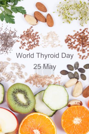 Téléchargez les photos : Ingrédients nutritifs et inscription Journée mondiale de la thyroïde 25 mai sur fond blanc. Aliments sains contenant des vitamines. Problèmes avec le concept thyroïdien - en image libre de droit