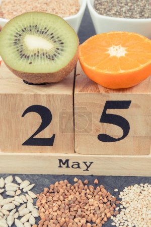 Alimento sano nutritivo y 25 de mayo en el calendario cubo como fecha del Día Mundial de la Tiroides. Problemas con el concepto de tiroides. Ingredientes que contienen vitaminas y minerales naturales
