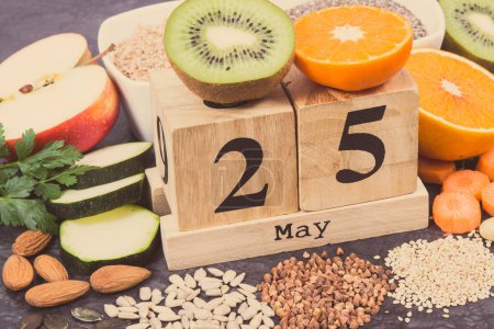 25 de mayo en el calendario cubo y mejor alimento nutritivo para la tiroides saludable. Concepto Día Mundial de la Tiroides
