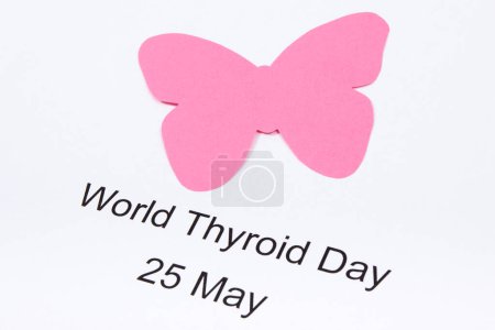 Pinkfarbene Schilddrüsenform aus Papier mit der Aufschrift Welttag der Schilddrüse am 25. Mai. Schilddrüsenprobleme. Weißer Hintergrund