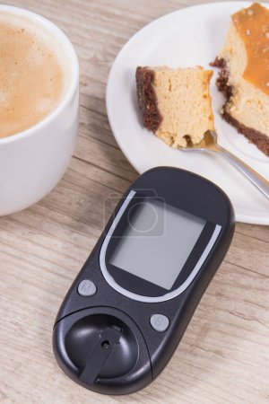 Téléchargez les photos : Glucomètre pour mesurer et vérifier le niveau de sucre, morceau de gâteau au fromage frais et sucré et tasse de café avec du lait. Diabète - en image libre de droit