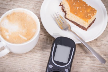 Téléchargez les photos : Glucomètre pour mesurer et vérifier le niveau de sucre, morceau de gâteau au fromage frais et sucré et tasse de café avec du lait. Diabète - en image libre de droit