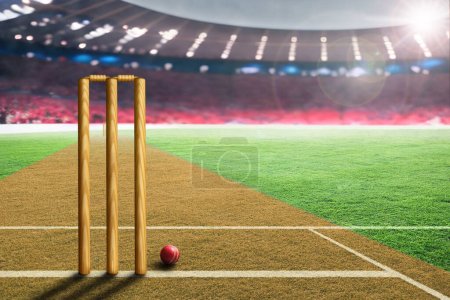 Cricket-Lederball und Pforten auf dem Feld des überfüllten fiktiven Stadions mit Linsenblitzen von Sonne und Kopierraum. Fokus auf Vordergrund mit geringer Schärfentiefe.
