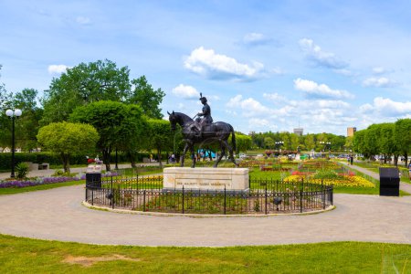 Foto de REGINA, SK, CANADÁ, 24 DE JUNIO DE 2023: Estatua de la Reina Isabel II en la Asamblea Legislativa del jardín de Saskatchewan en Regina. El jardín fue dedicado a Su Majestad durante su última visita a Regina en 2005. La estatua muestra a Su Majestad en sus favoritos - Imagen libre de derechos