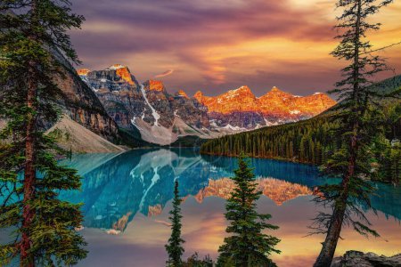 Téléchargez les photos : Lever de soleil doré sur la vallée des Dix Pics avec au premier plan le lac Moraine, alimenté par les glaciers et de couleur turquoise, près du lac Louise, dans les Rocheuses canadiennes du parc national Banff. rendu HDR. - en image libre de droit