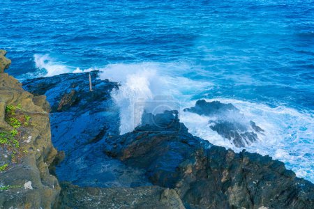 Foto de Halona Blowhole es una formación rocosa en la isla de Oahu, Hawai, creada hace miles de años a partir de erupciones volcánicas. Grandes olas envían aguas corriendo a los tubos de lava fundida bajo el mirador, enviando géiseres tan altos como 30 pies a través del agujero - Imagen libre de derechos