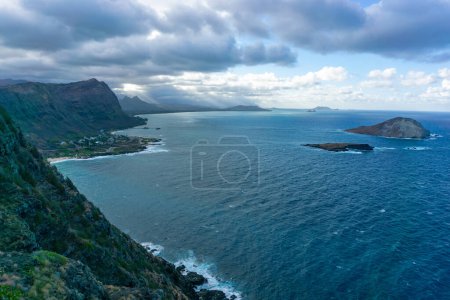 Téléchargez les photos : Belle vue sur la baie de Waimanalo dans le littoral sud-est d'Oahu, Hawaï, depuis le sentier du phare de Makapu'u Point. - en image libre de droit