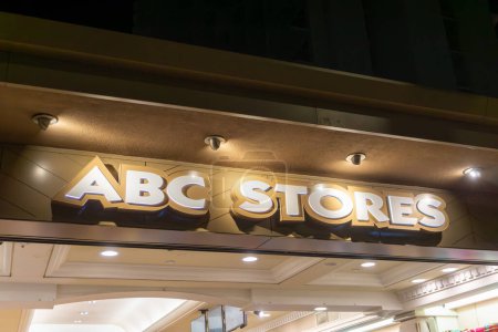 Foto de Honolulu, Hi, USA - 24 AGO 2023: Una tienda de conveniencia ABC en Waikiki, Hawaii. ABC Stores es una conocida cadena de tiendas de conveniencia con sede en Honolulu. - Imagen libre de derechos