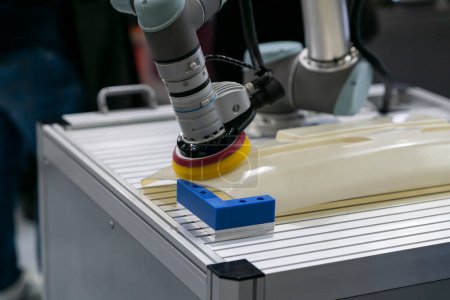 Téléchargez les photos : High-tech manufacturing process with robot programming arm in automation system - en image libre de droit