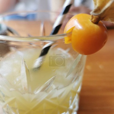 Téléchargez les photos : Delicious cocktail decorated with physalis fruit - en image libre de droit