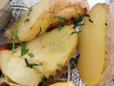 Téléchargez les photos : Jeunes pommes de terre entières bouillies au beurre, saupoudrées d'aneth frais haché sur la table, vue de dessus gros plan sélectif - en image libre de droit