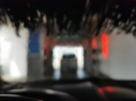 Téléchargez les photos : Processus automatique de lavage de voiture. Lavage de voiture vue depuis le salon - en image libre de droit