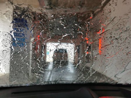Téléchargez les photos : Processus automatique de lavage de voiture. Lavage de voiture vue depuis le salon - en image libre de droit
