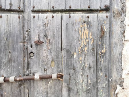 Téléchargez les photos : Vieille porte en bois avec serrure et cadenas en fer, gros plan, peinture à peler sur bois - en image libre de droit