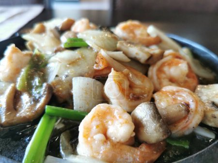 Téléchargez les photos : Crevettes aux champignons et aux herbes, cuisine orientale, nourriture, restaurant - en image libre de droit
