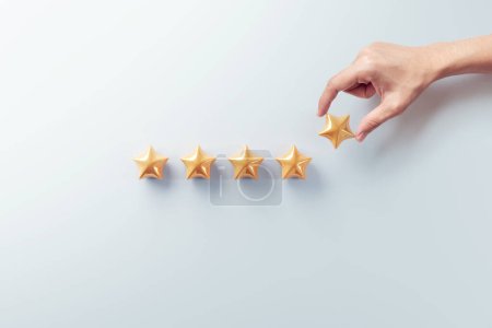 Kundenzufriedenheitsmessgerät mit Sternbewertung. Bewertung, Frau Hand zeigt auf fünf Sterne, um Bewertung, Zufriedenheit und beste ausgezeichnete Dienstleistungen Bewertungskonzept zu erhöhen.
