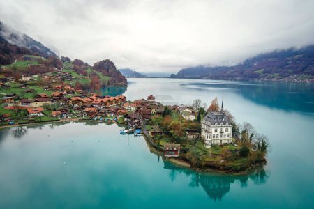 Téléchargez les photos : Vue aérienne, village d'Iseltwald avec des paysages naturels idylliques du lac Brienz avec des eaux turquoise. Suisse - en image libre de droit
