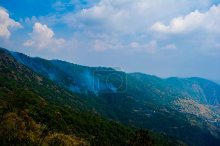 Schöne grüne Berge und Täler von Lansdowne im Bezirk Garhwal, Uttarakhand. Lansdown Beautiful Hills. Die Schönheit der Natur auf den Hügeln von Uttrakhand.