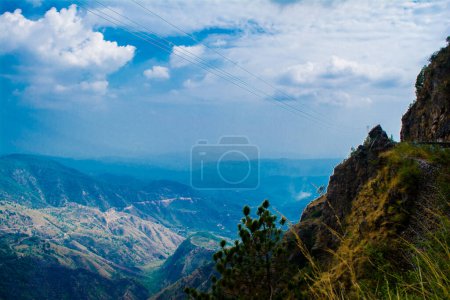 Schöne grüne Berge und Täler von Lansdowne im Bezirk Garhwal, Uttarakhand. Lansdown Beautiful Hills. Die Schönheit der Natur auf den Hügeln von Uttrakhand.