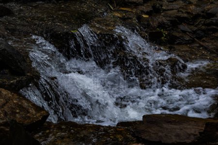 petite cascade avec un petit lac près de Bhimtal. Vue paysage d'une petite cascade dans les montagnes. chute d'eau cristalline.
