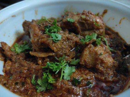 Chicken Korma. Köstliches hausgemachtes Hühnchen Kourma, garniert mit Koriander. Chicken Korma im indischen Stil.