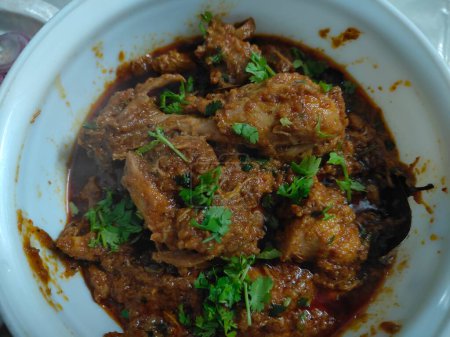 Chicken Korma. Köstliches hausgemachtes Hühnchen Kourma, garniert mit Koriander. Chicken Korma im indischen Stil.