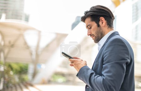 Männliche Hand berühren und auf ein Smartphone schauen, um etwas zu suchen und zu finden, das benutzt werden kann, oder sich vorbereiten, mit einem E-Payment-System auf seinem Handy zu bezahlen.